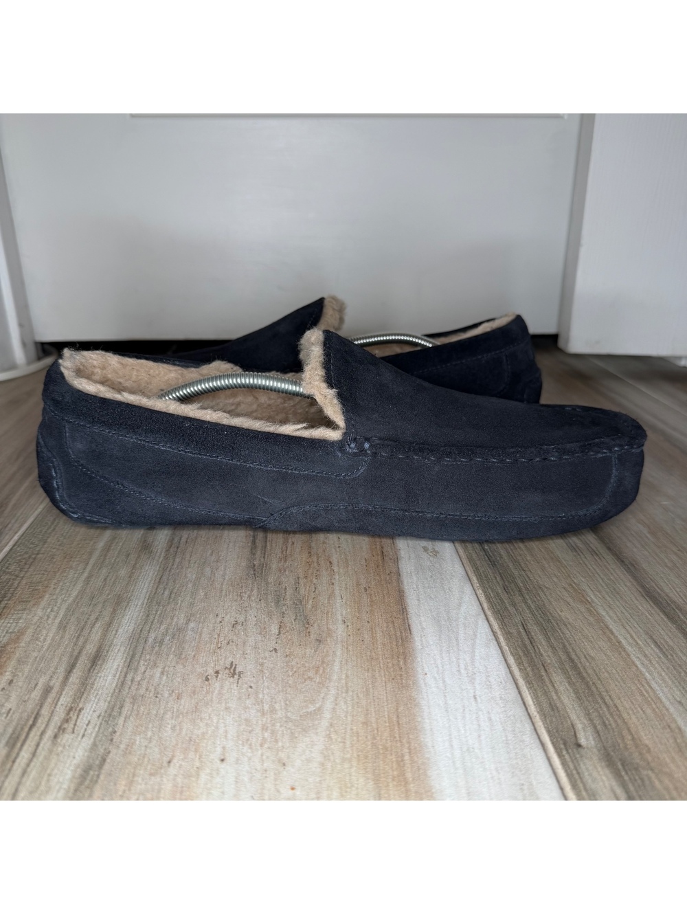 UGG Ascot Black Leather Slippers Sherpa Wool Blend Insoles Men’s Sz 15 - Picture 6 of 9